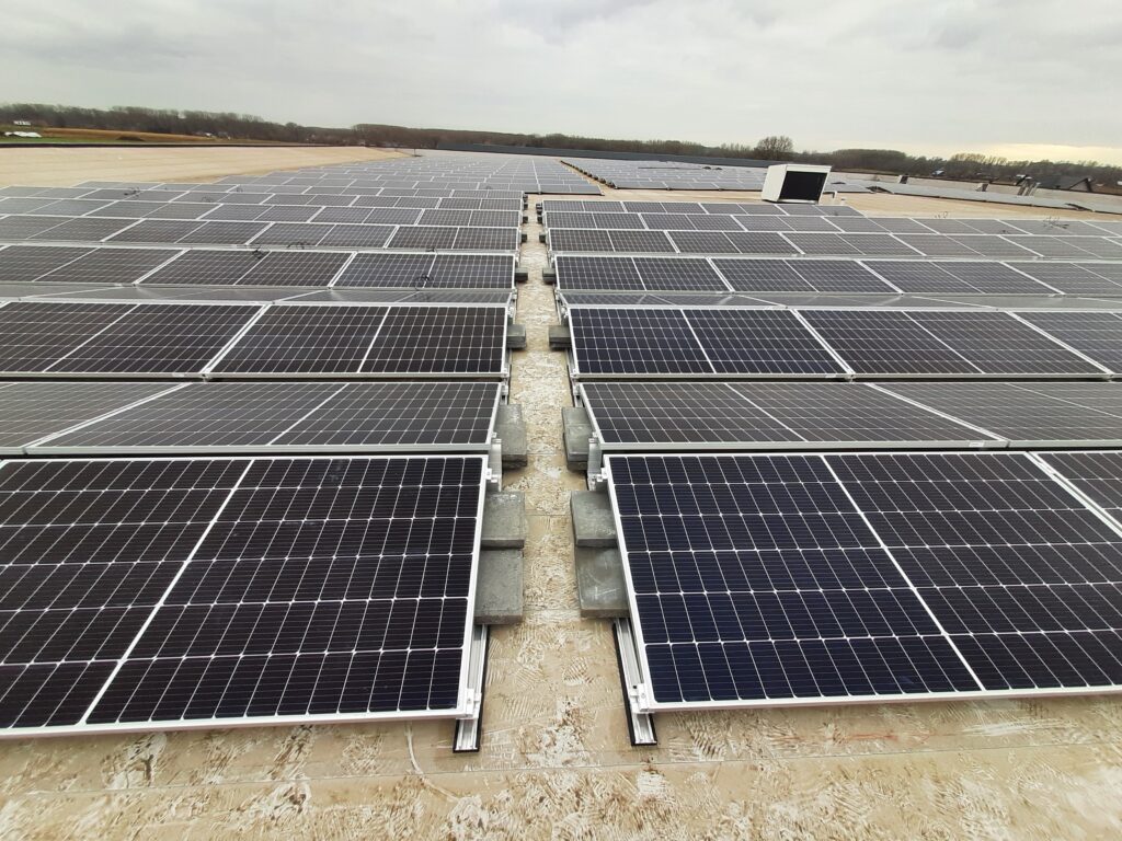 zonnepanelen op dak lathouwers